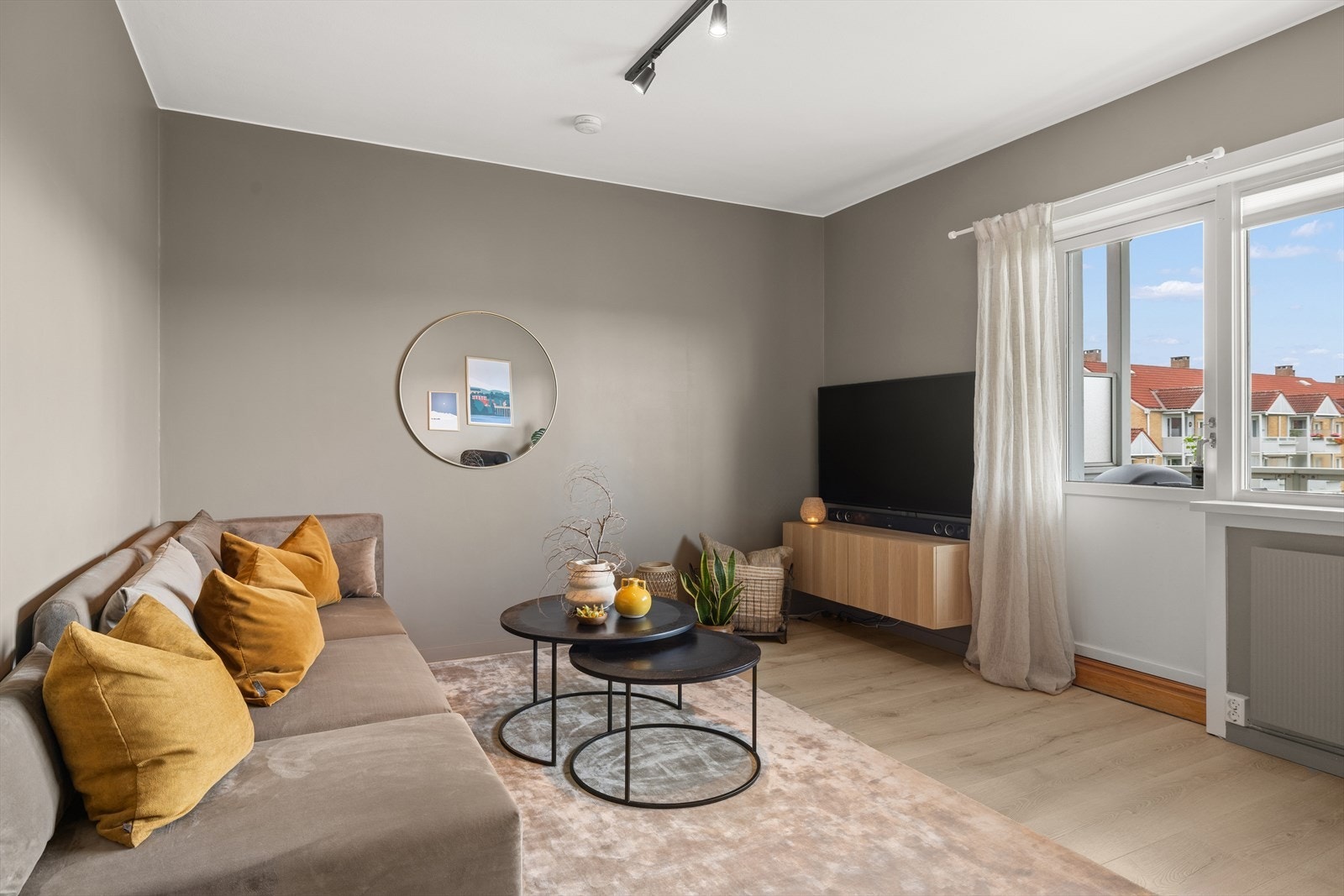 Pen og luftig stue med plass til sofagruppe og tv-seksjon Galleribilde