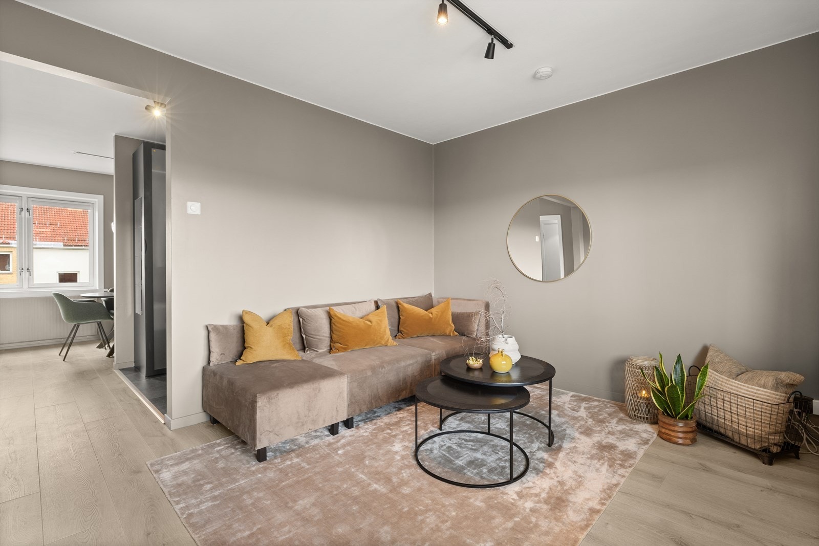 Gjennomgående planløsning og store vindusflater gir rikelig med naturlig lysinnslipp Galleribilde