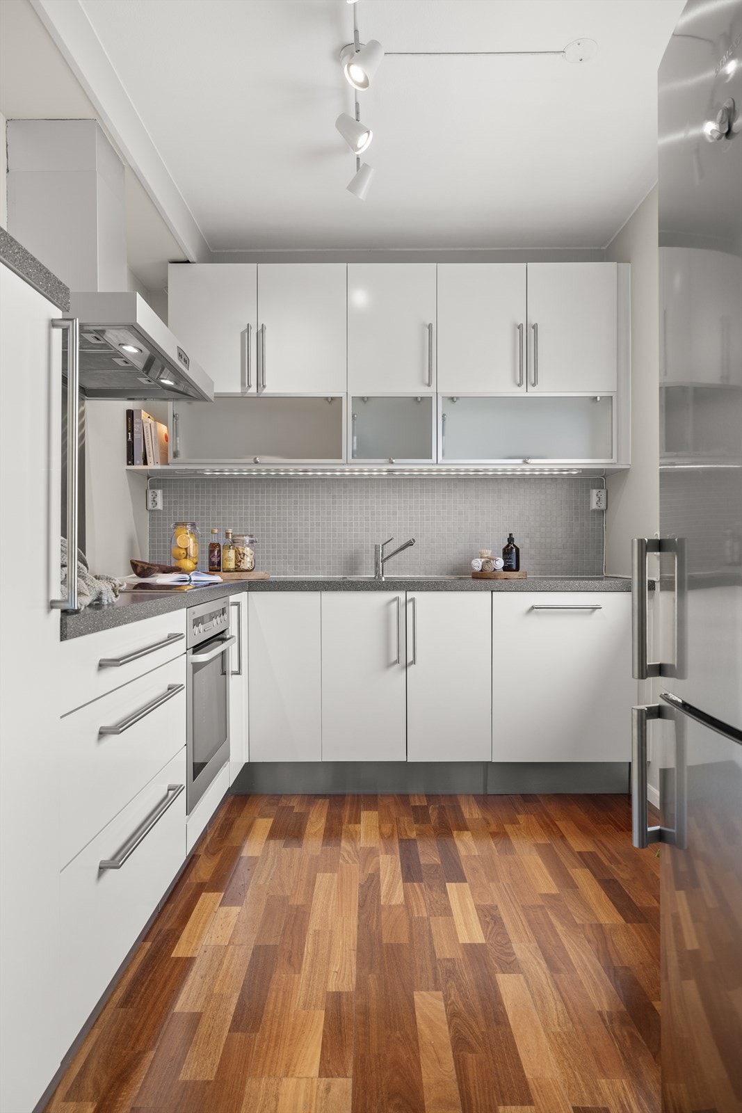 Tidløst og godt vedlikeholdt kjøkken med mye skap- og benkeplass Galleribilde