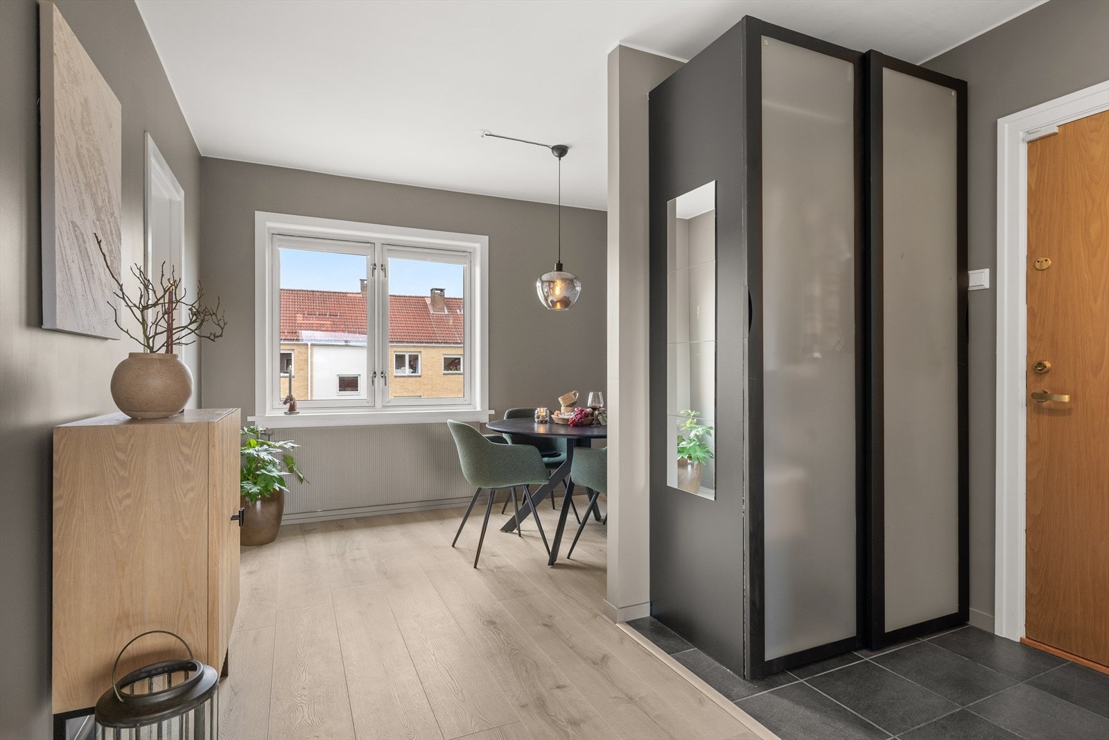 Leiligheten har en praktisk planløsning med separat kjøkken Galleribilde