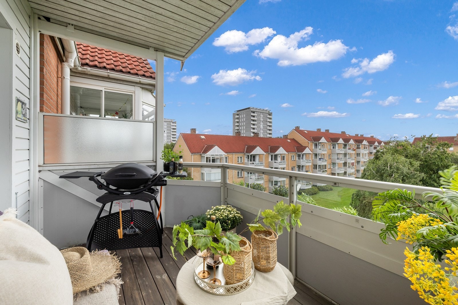 Overbygget balkong gir en lun og hyggelig atmosfære, og er en fin forlengelse av stuen Galleribilde