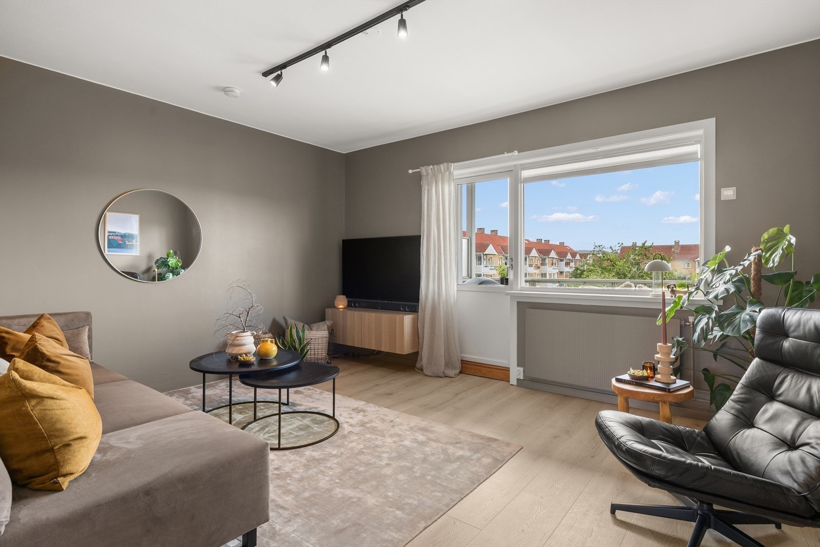 Nordvik Østensjø v / Renee Løkke har gleden av å presentere Våronnveien 15 Galleribilde