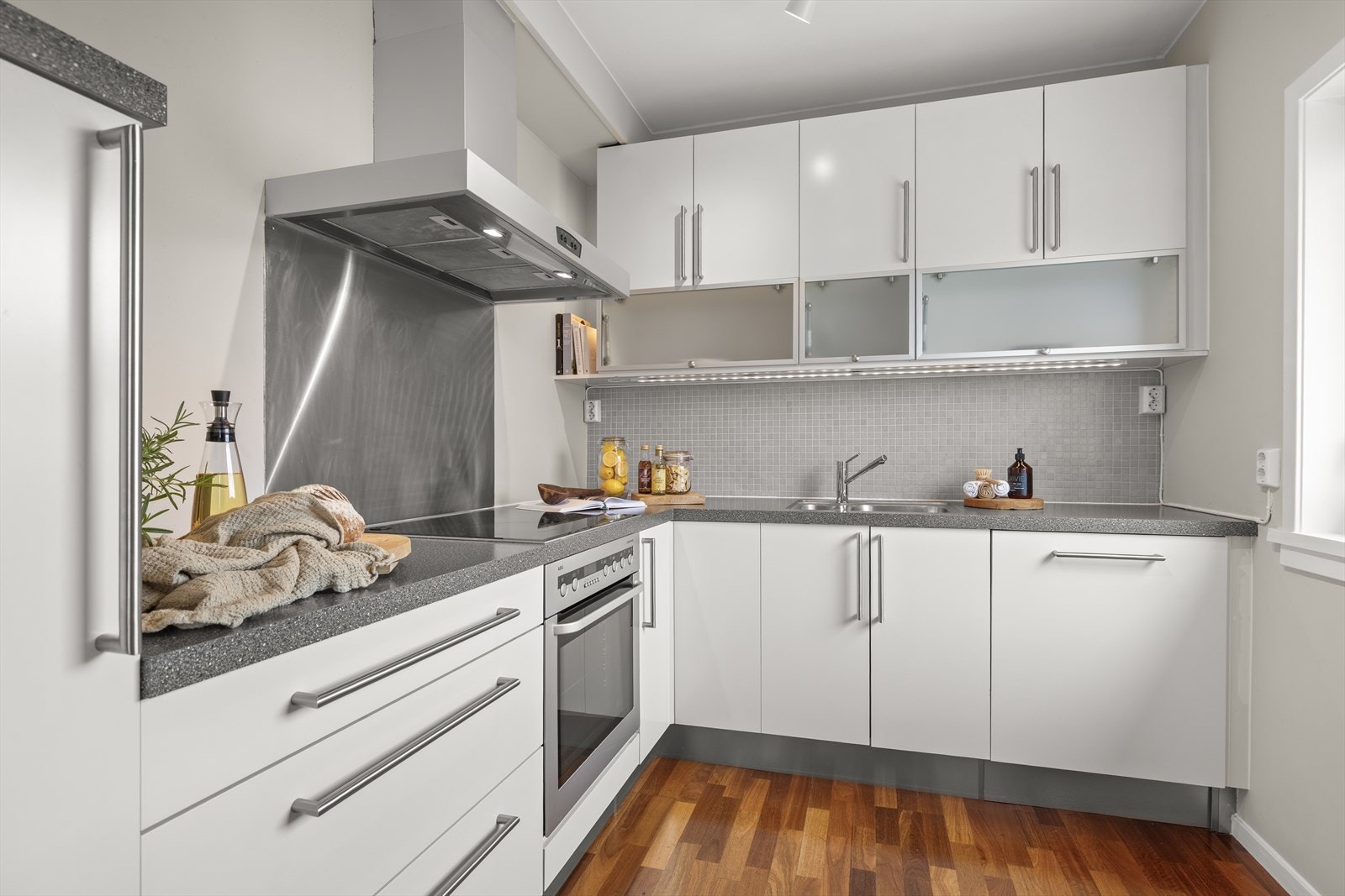 Kjøkkenet består blant annet av integrert oppvaskmaskin, platetopp og stekeovn, samt frittstående kjøl/fryseskap Galleribilde