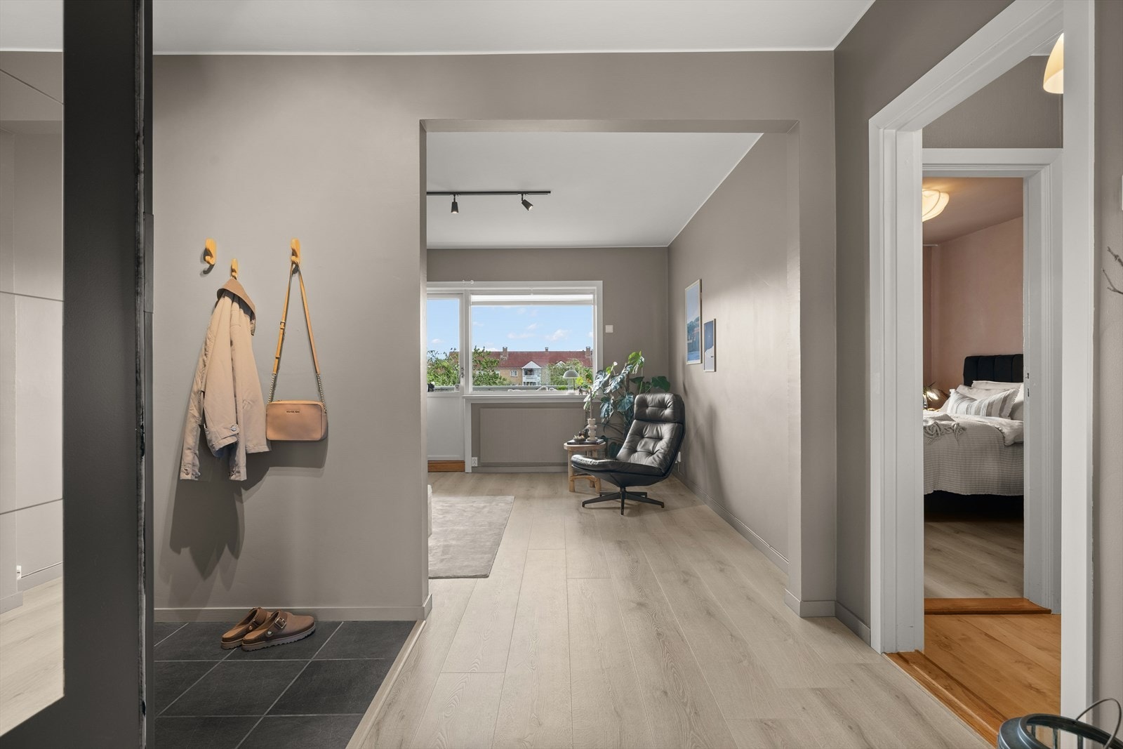 Entrè med praktisk skyvedørsgarderobe Galleribilde