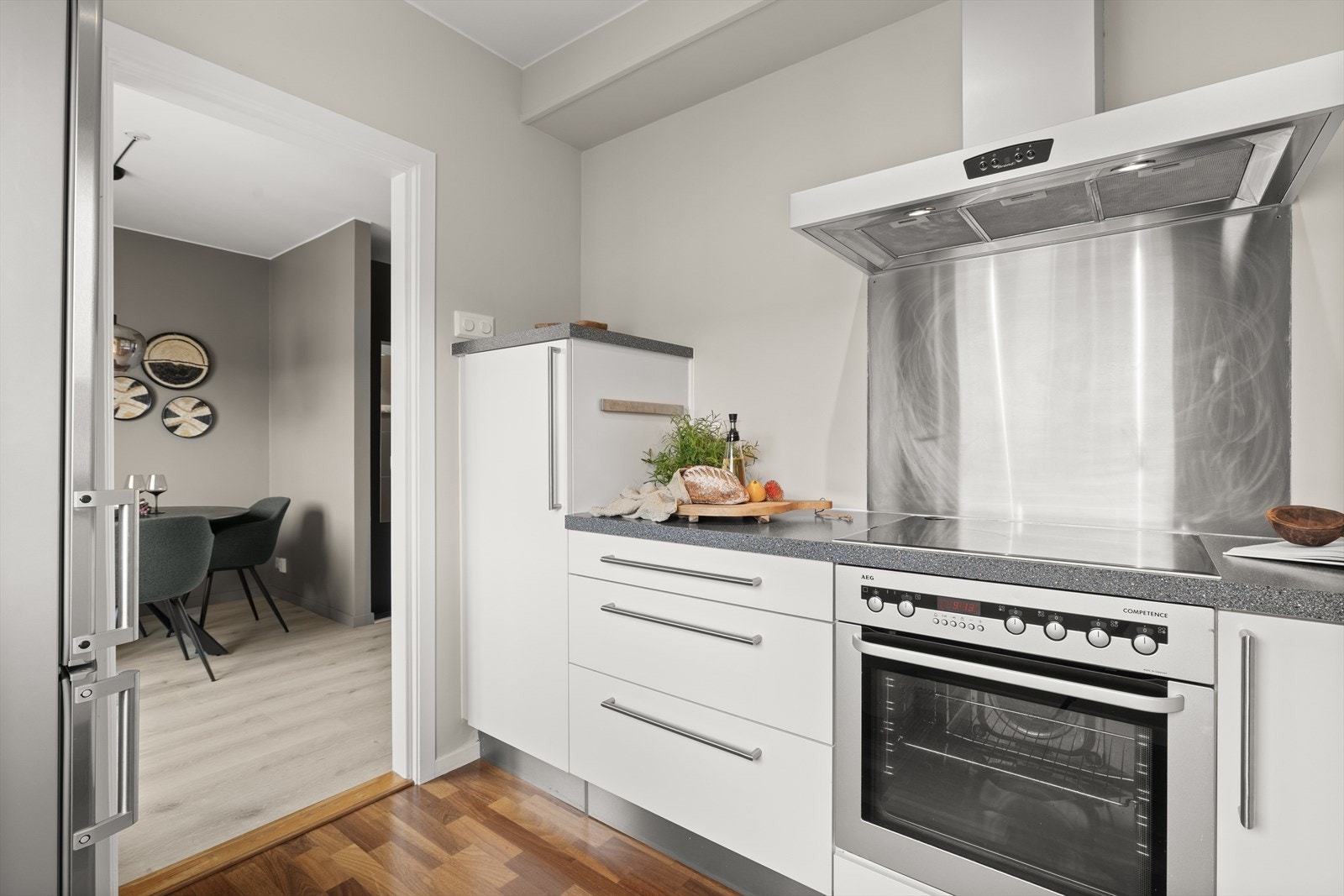 Det er godt med oppbevaringsplass i skuffer og skap Galleribilde