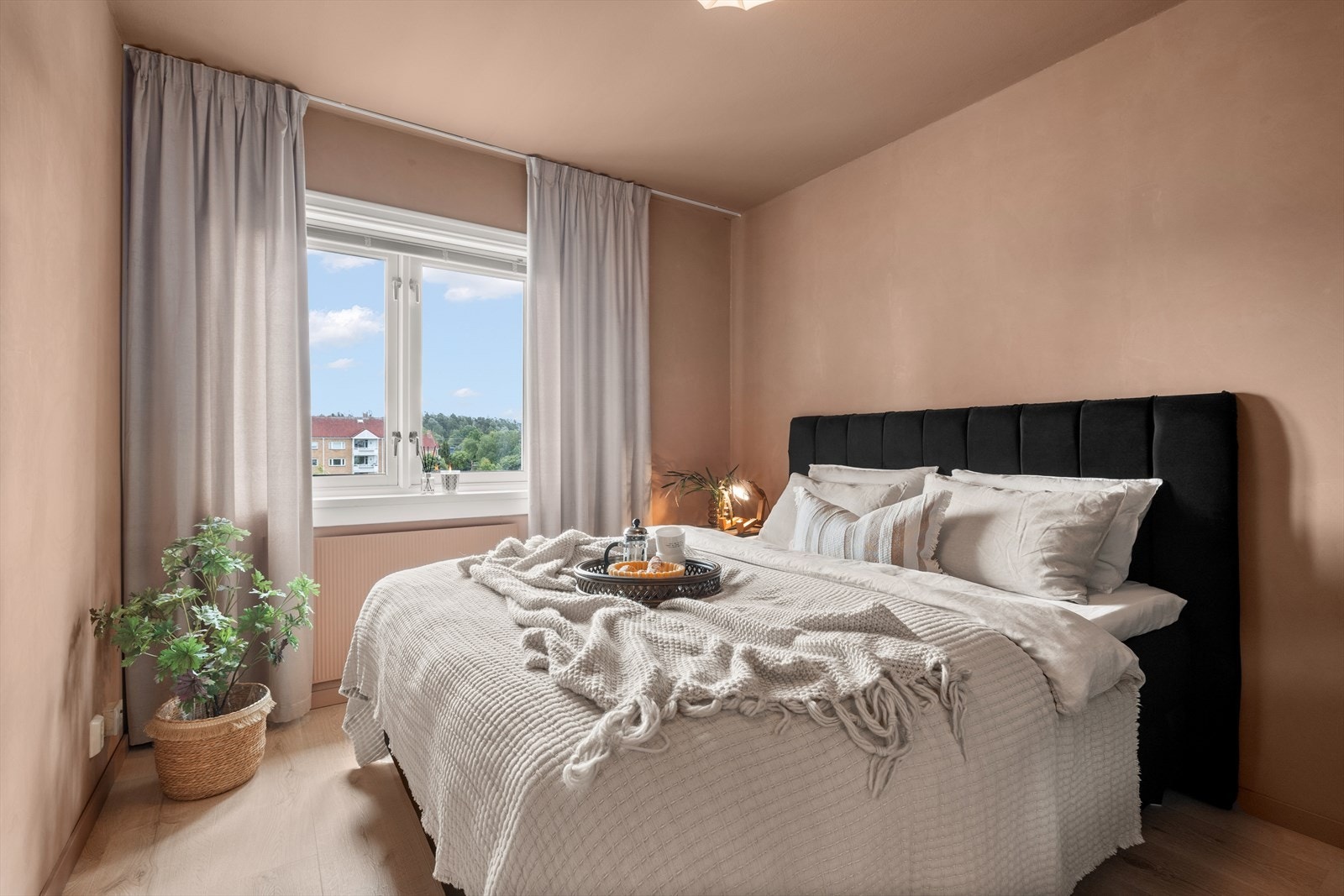 Soverommet er av fin størrelse med plass til dobbeltseng, tilhørende nattbord og garderobeløsning Galleribilde