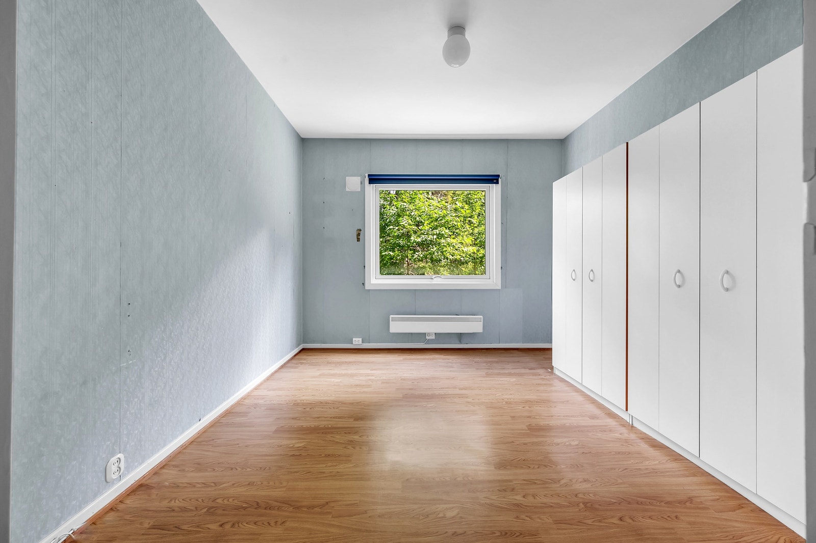 Stort soverom med vindu som vender mot baksiden av bygget. Galleribilde