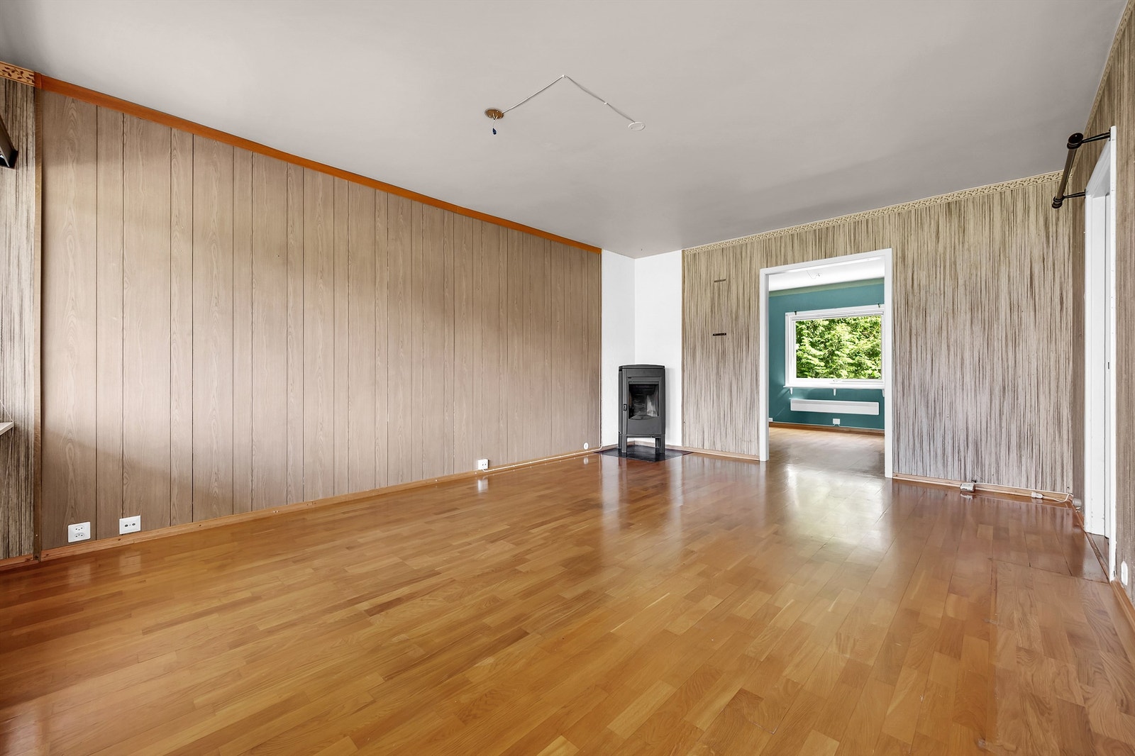 Det er laget en større åpning mellom stue og opprinnelig soverom. Galleribilde