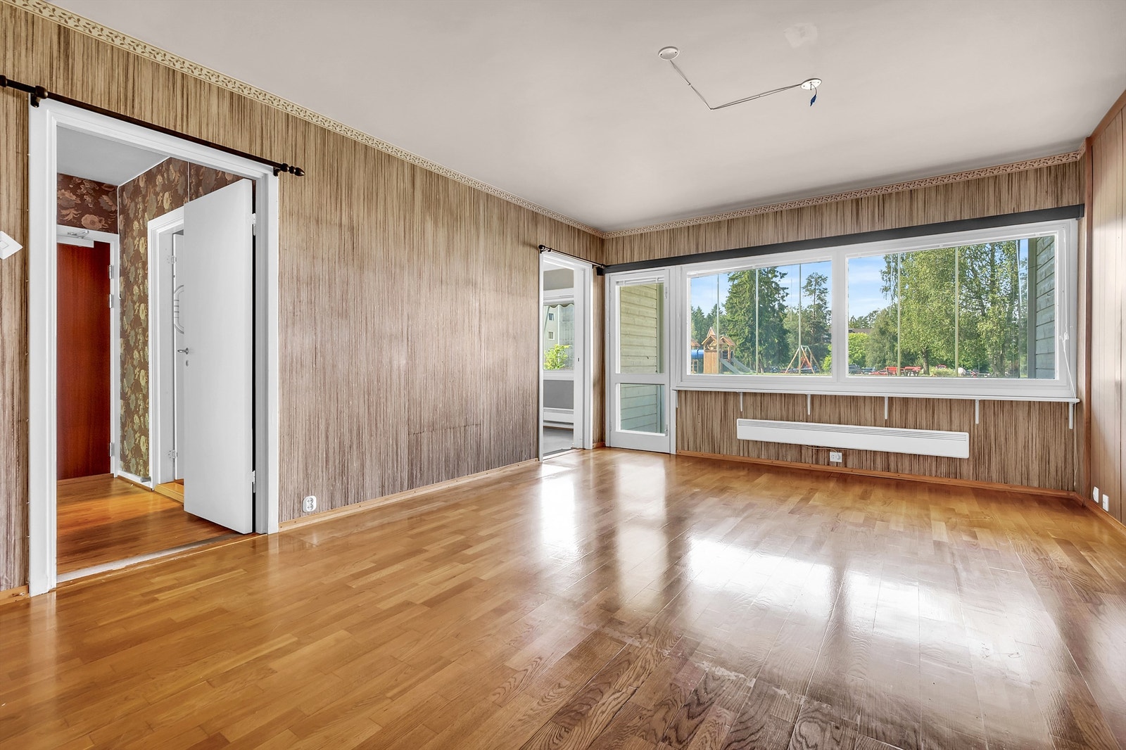 Stue med dør til innglasset balkong. Galleribilde