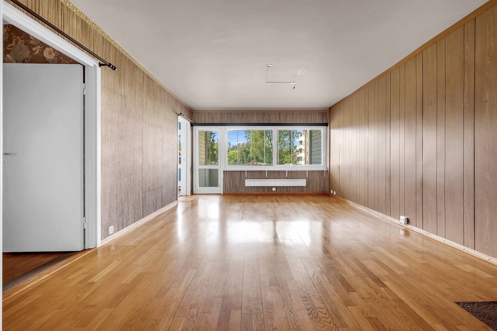 Romslig stue med store vindusflater. God plass til både sofa, stuebord og en spisegruppe. Galleribilde