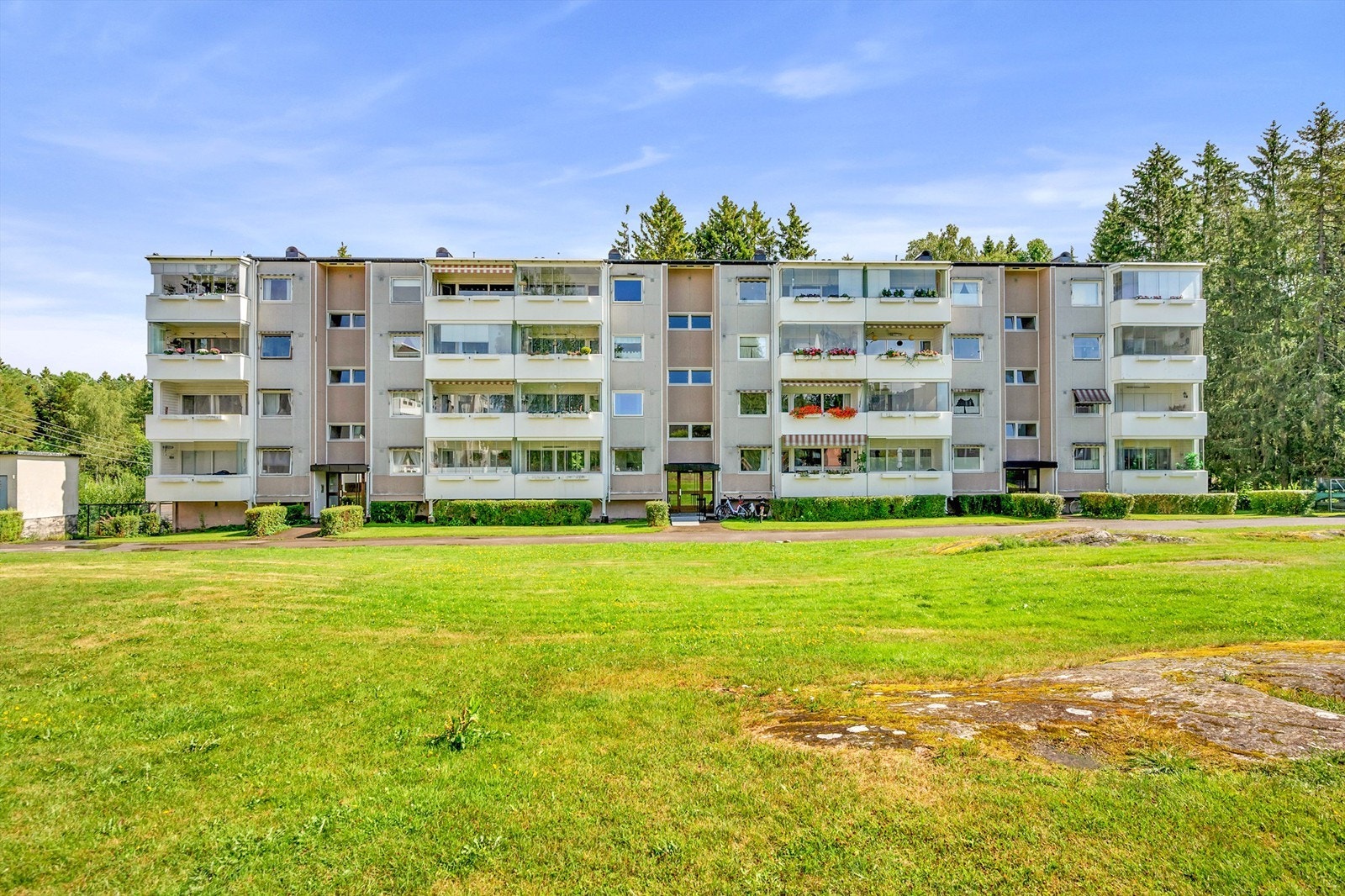 Store grøntarealer gir gode muligheter for lek og moro. Galleribilde