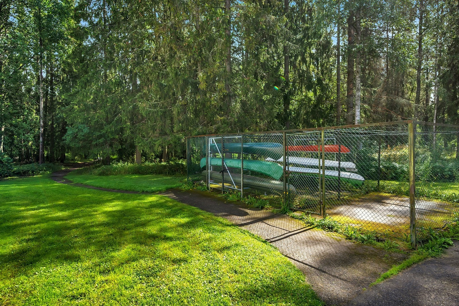 Leiligheten ligger med Østmarka som nærmeste nabo. Kort vei til turstier, nøklevann og Sørlig besøksgård. Galleribilde