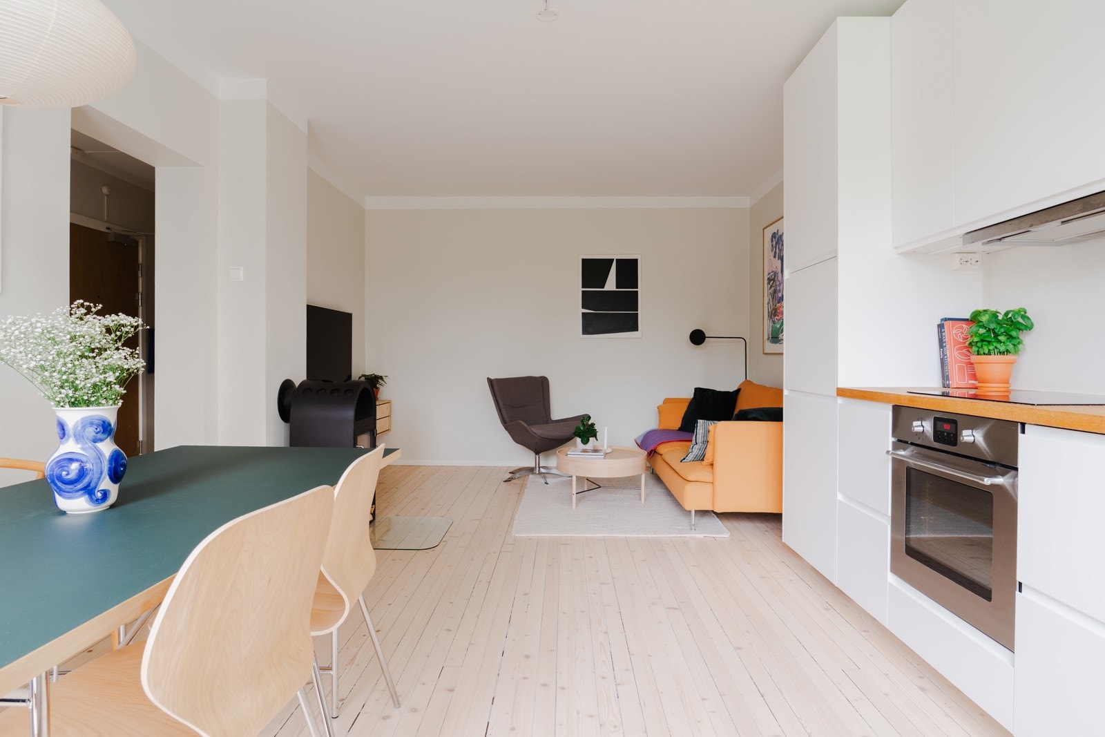 Rikelig med plass til stort spisebord tilknyttet kjøkkensone. Galleribilde