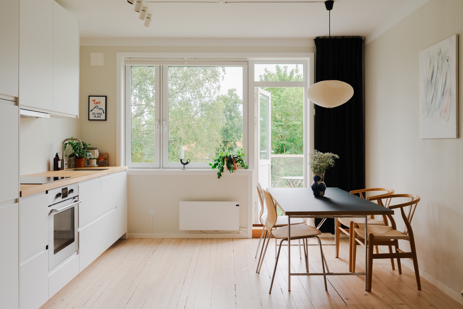 Kjøkkeninnredningen fra IKEA med hvite, glatte fronter og benkeplate i eik. Galleribilde