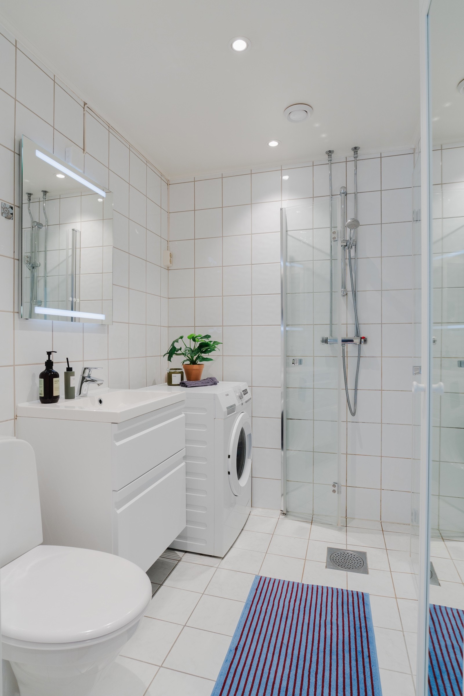 Badet ble oppgradert av borettslaget i ca. 2005, med nytt sluk, membraner og elektrisk gulvvarme. Innredning modernisert i 2019. Galleribilde