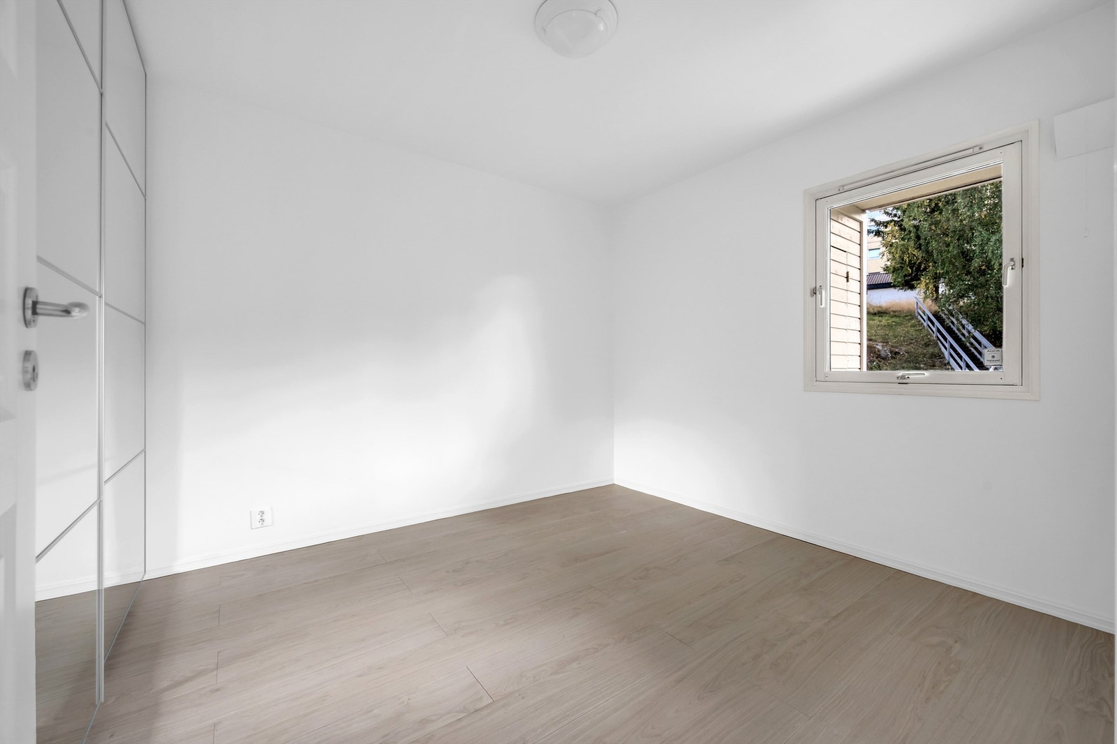 God plass til dobbeltseng og nattbord. Galleribilde