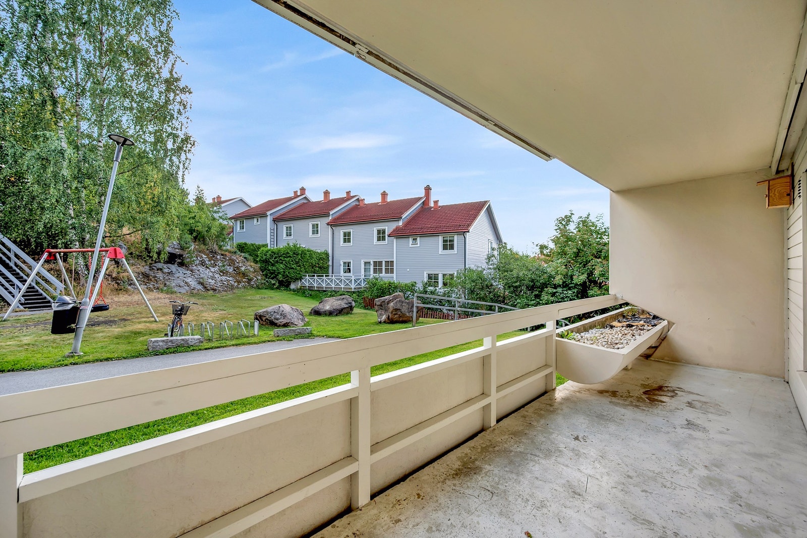 Boligen ligger hyggelig og skjermet til på Skullerud og består av Entré, stue, kjøkken, bad og soverom. Galleribilde