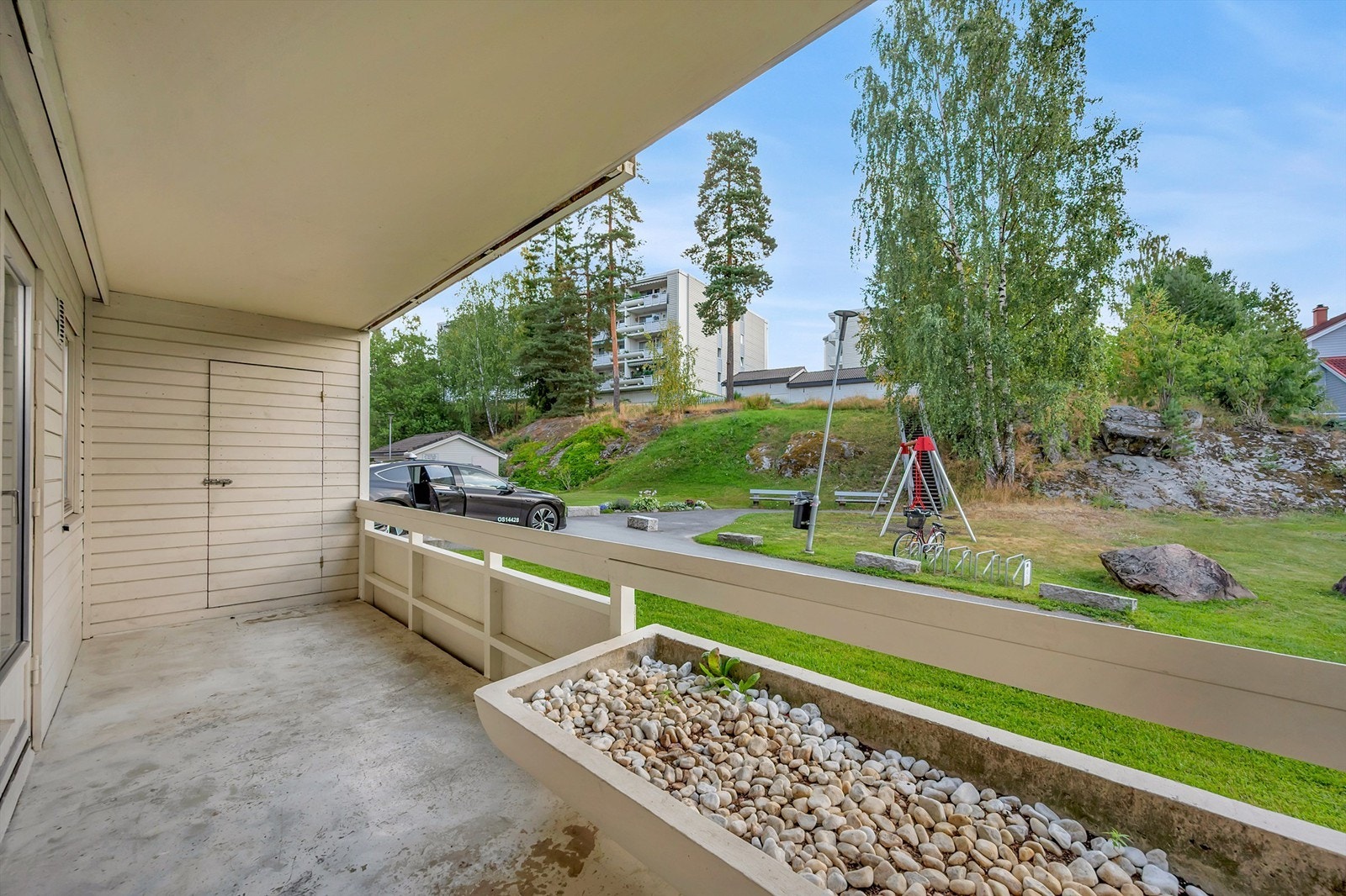 Fra stuen har du også adkomst til boligens uteplass med tilhørende utebod. Galleribilde