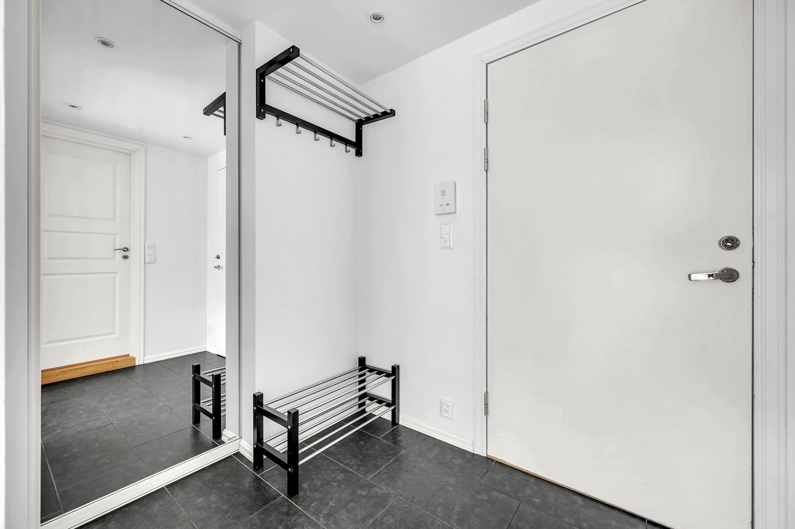 Entré med adkomst til innvendig bod (bak speilet). Galleribilde
