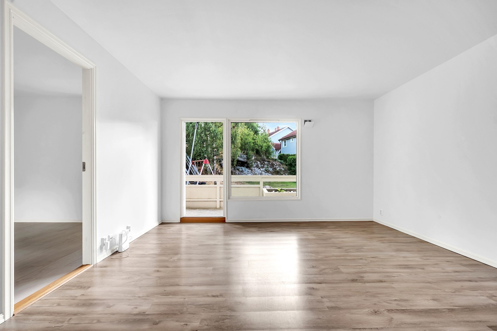 Store vindusflater slipper inn godt med naturlig lys. Galleribilde