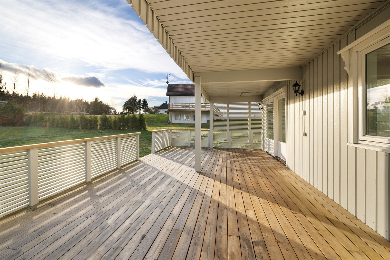 På terrassen er det god plass til flere sittegrupper. Galleribilde