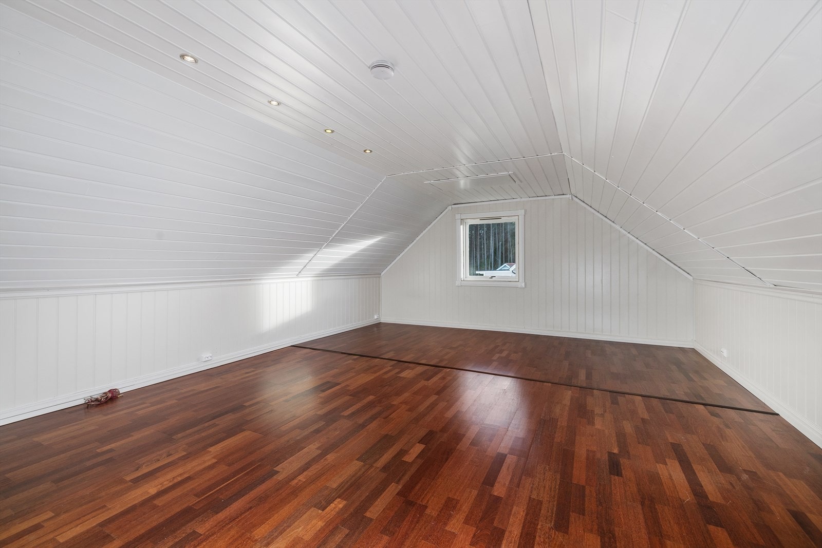 Det største rommet i 2. etasje er perfekt som soverom eller en ekstra stue. Galleribilde