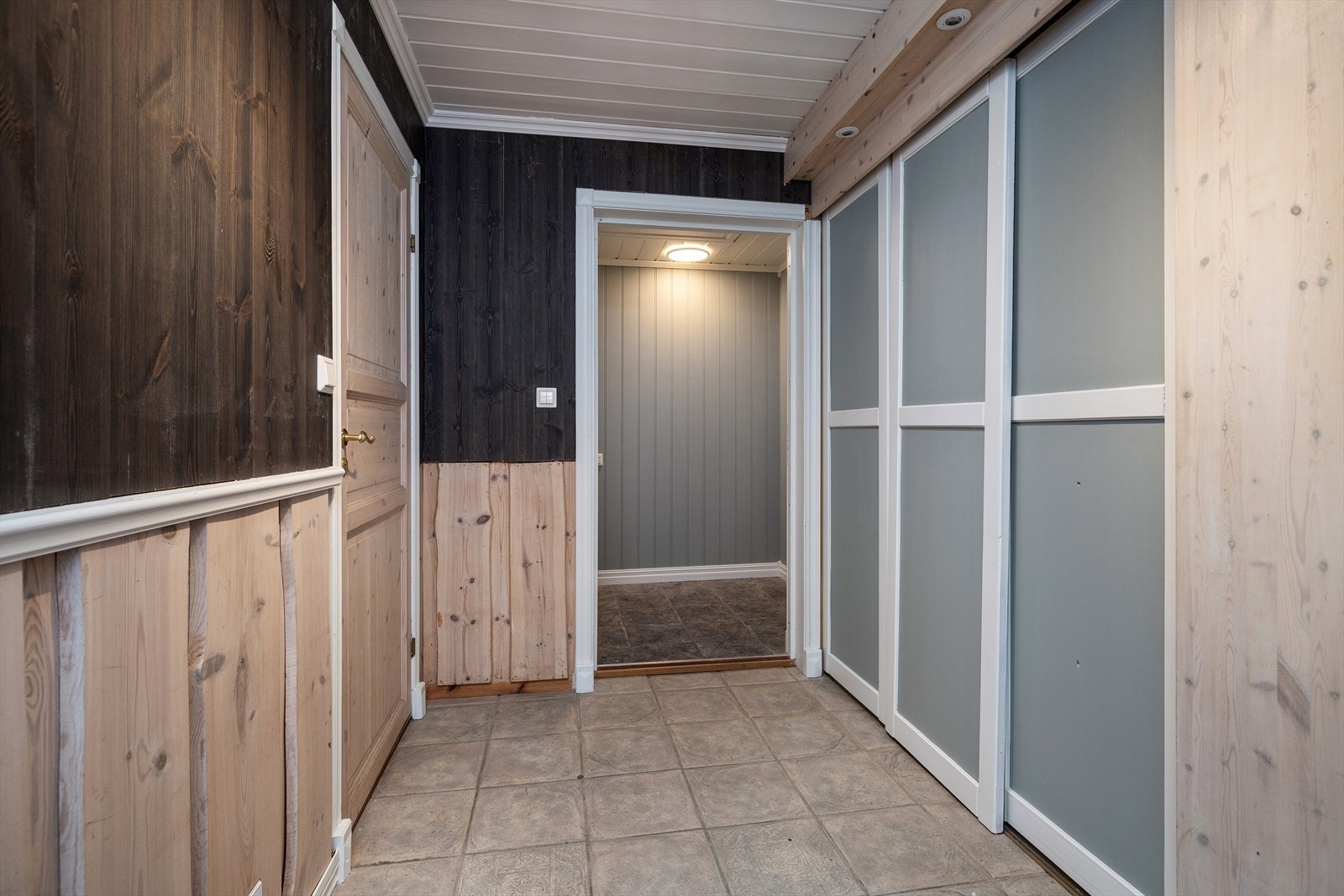 Boligen har også et praktisk garderoberom med gode oppbevaringsmuligheter i skyvedørsgarderobe. Galleribilde