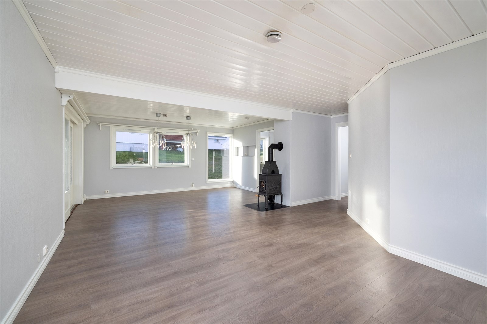 Det er utgang til terrasse og godt med naturlig dagslys fra vinduer. Galleribilde