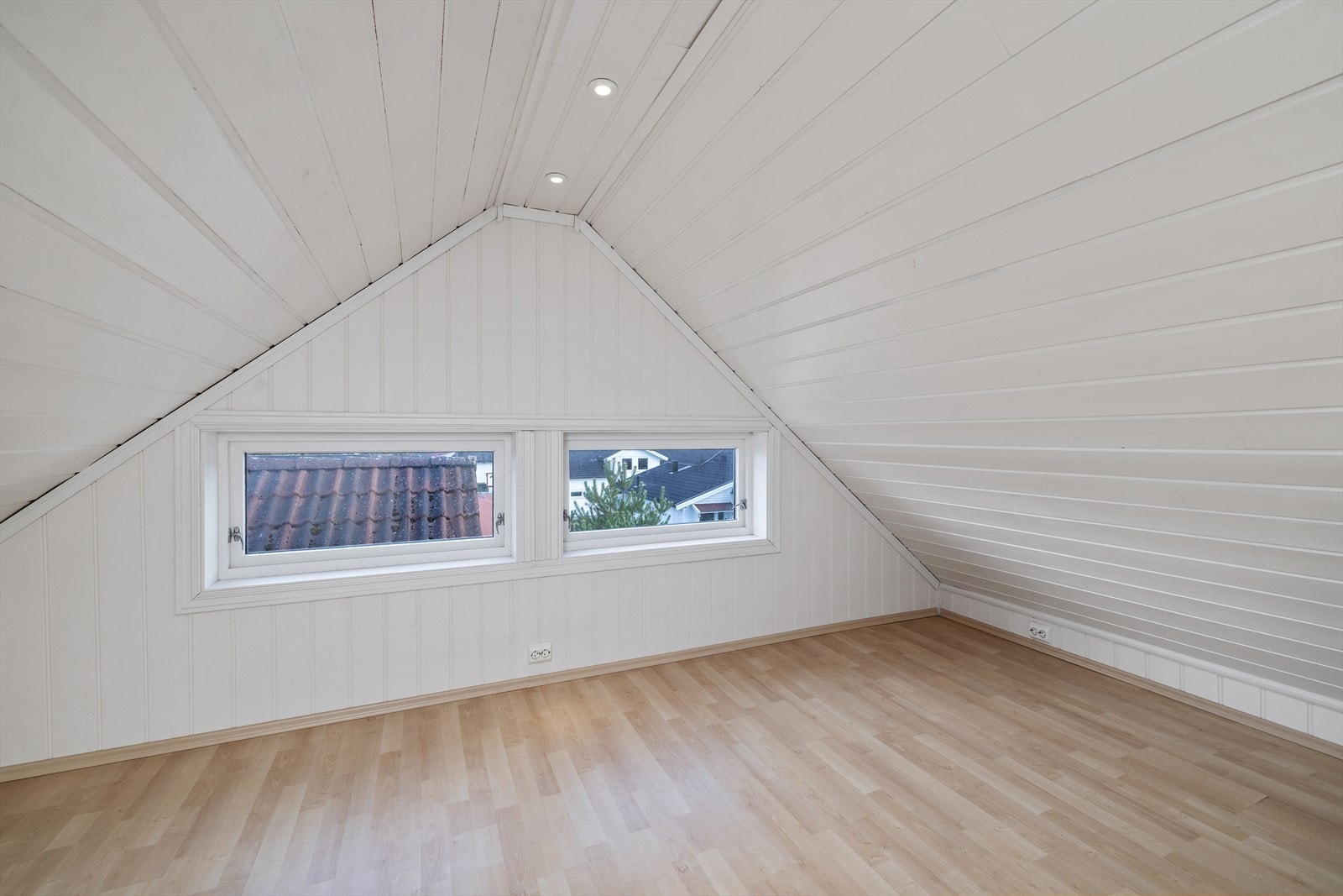 Loftsrom med tilgang via soverom/kontor i 1. etasje. Galleribilde