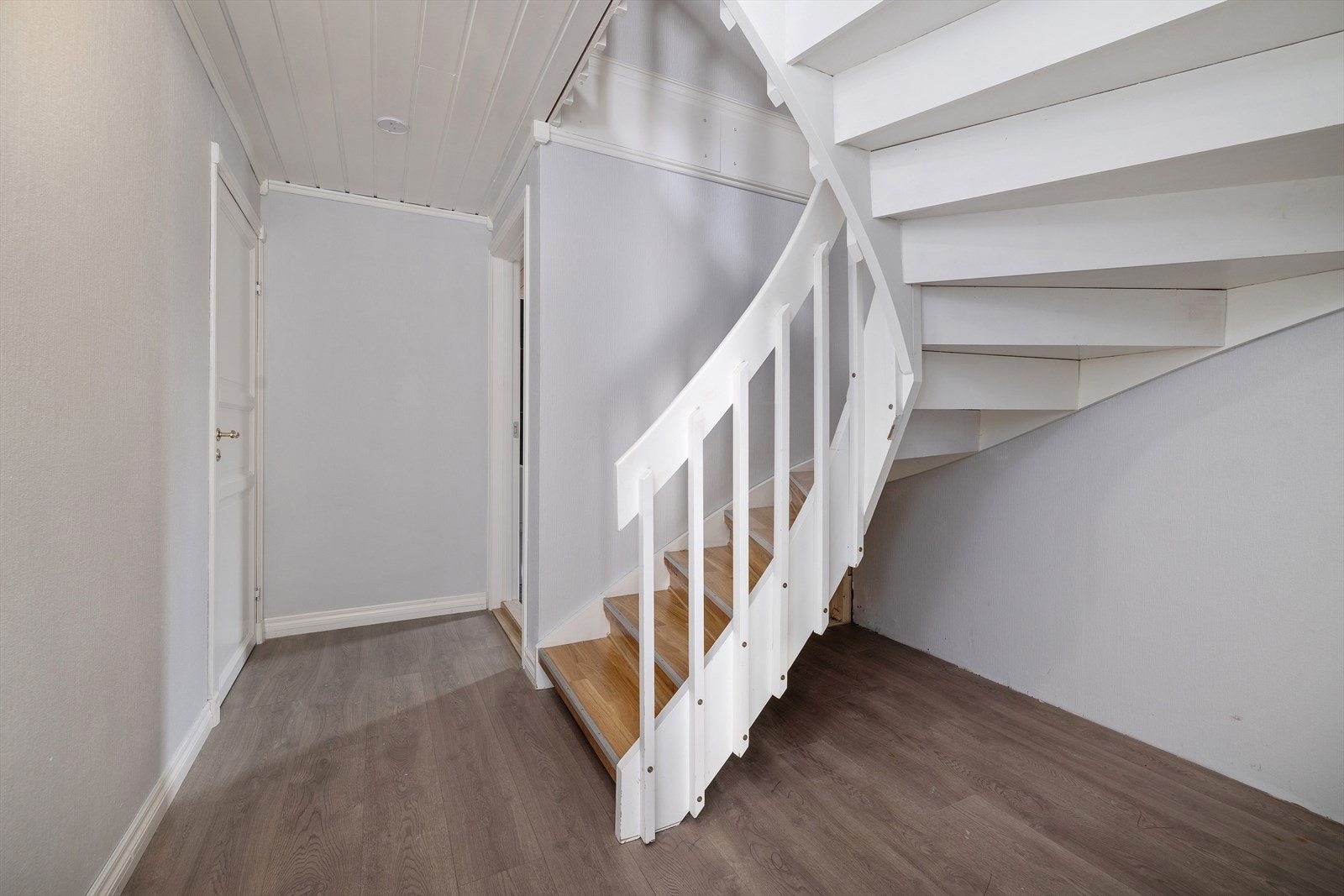 Mellomgang med trapp opp til 2. etasje. Galleribilde