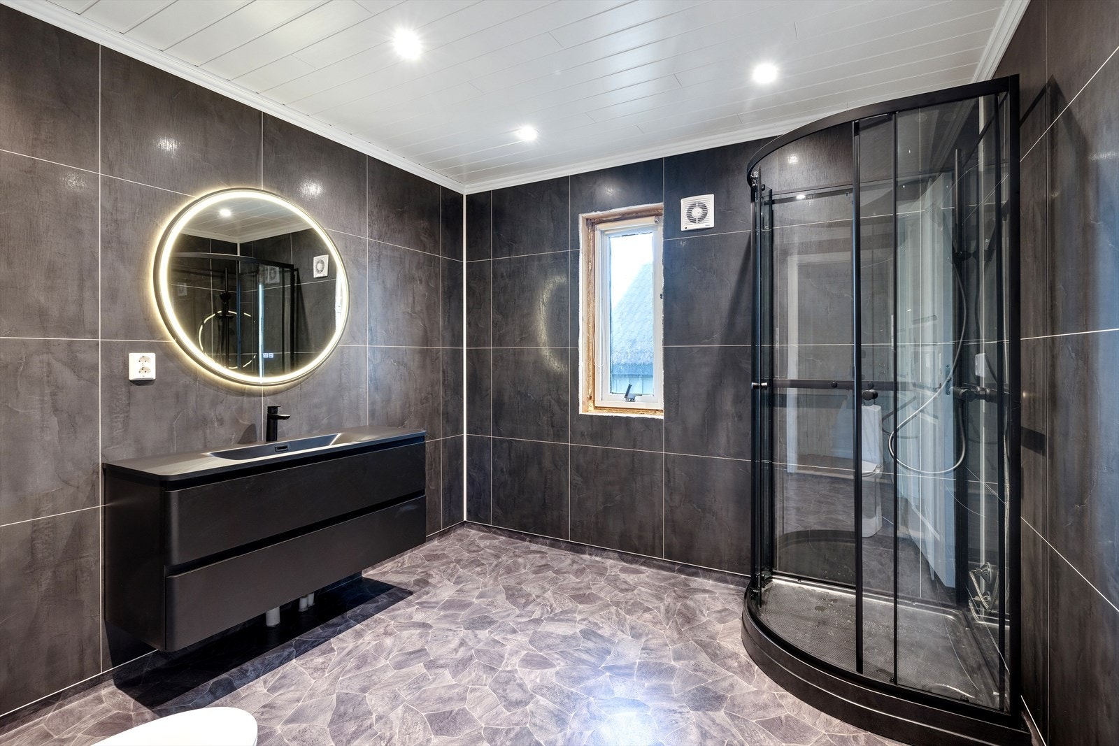 Badet ble pusset opp i 2024 og er utført i moderne design. Galleribilde