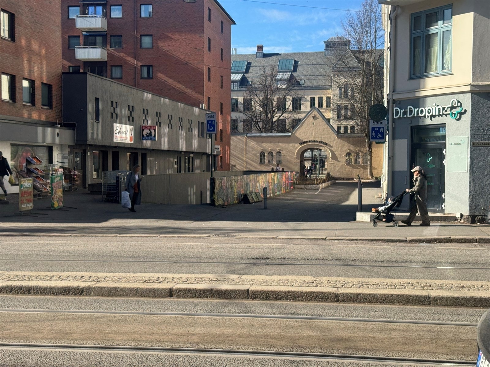 Garasjeanlegget har god og sentral beliggenhet på Majorstuen, i et av Oslos mest populære områder. Anlegget har adressen; Arbos gate 2B, ligger like ved Bogstadveien med adkomst fra Kirkeveien. Galleribilde