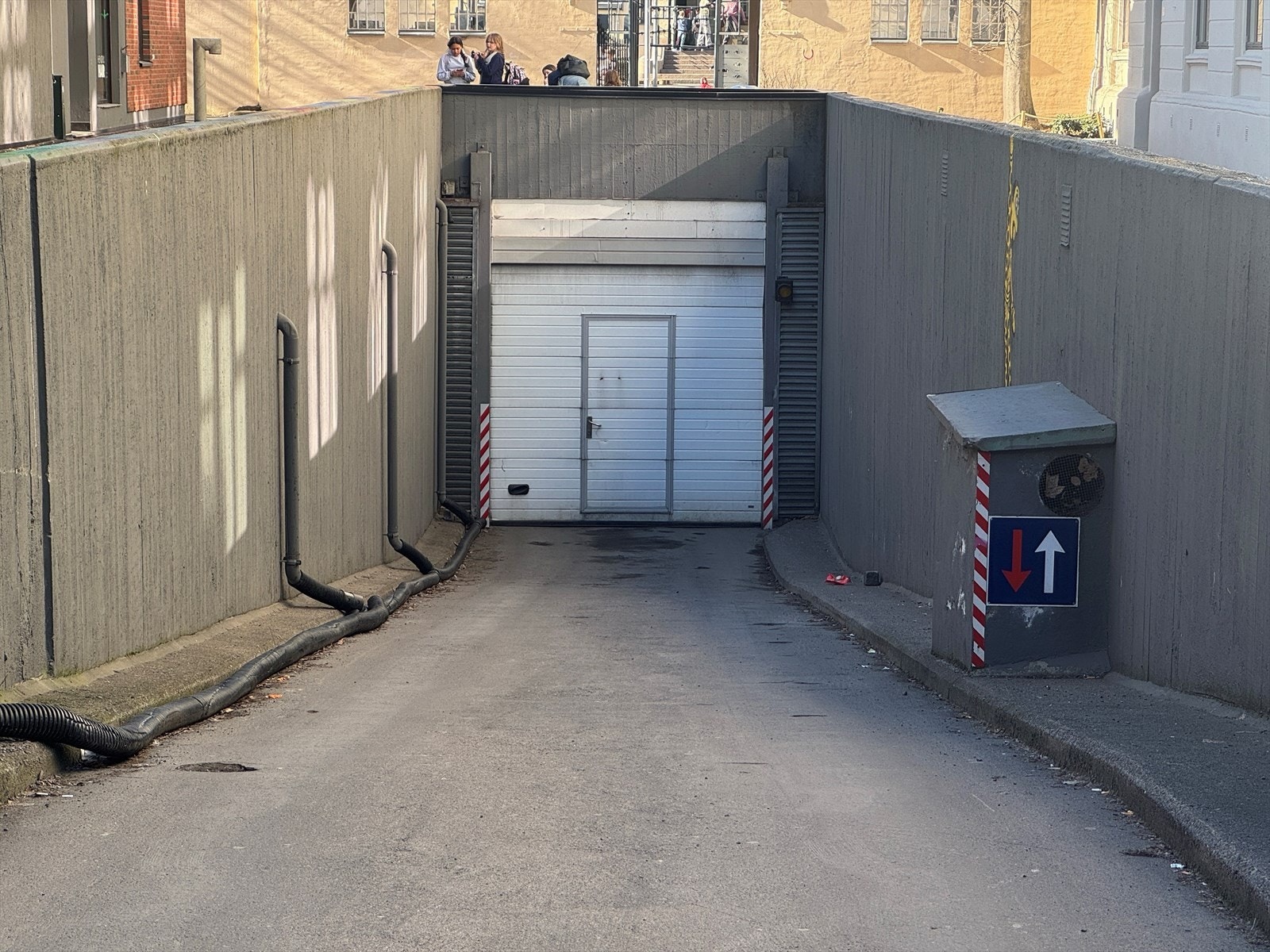 Garasjen har praktisk dør for enkel adkomst fra Kirkeveien. Galleribilde