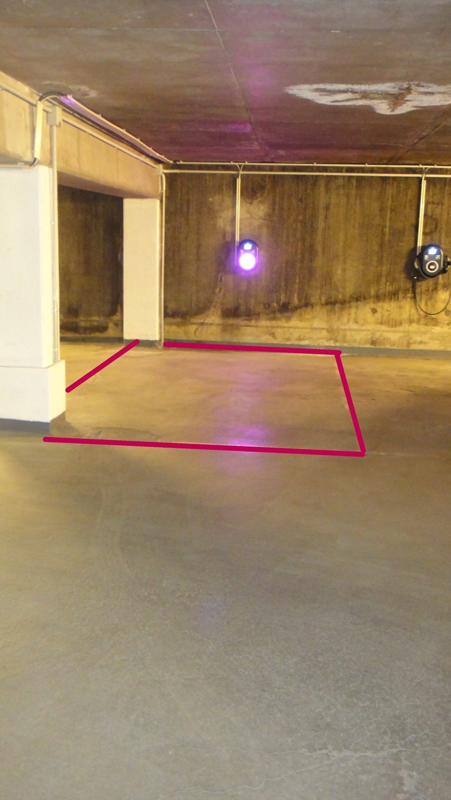 Garasjeplassen ligger inntil en søylerekke som er 50 cm bred. Selve plassen er 250 cm bred frem til søylene, men den totale tilgjengelige bredden er 300 cm. Lengden på plassen er 540 cm. Galleribilde