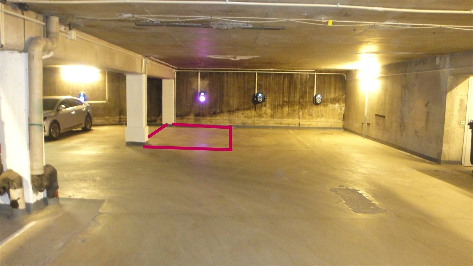 Det er et romslig kjørefelt fra rampen til parkeringsplassen, slik vist på bildet. Galleribilde