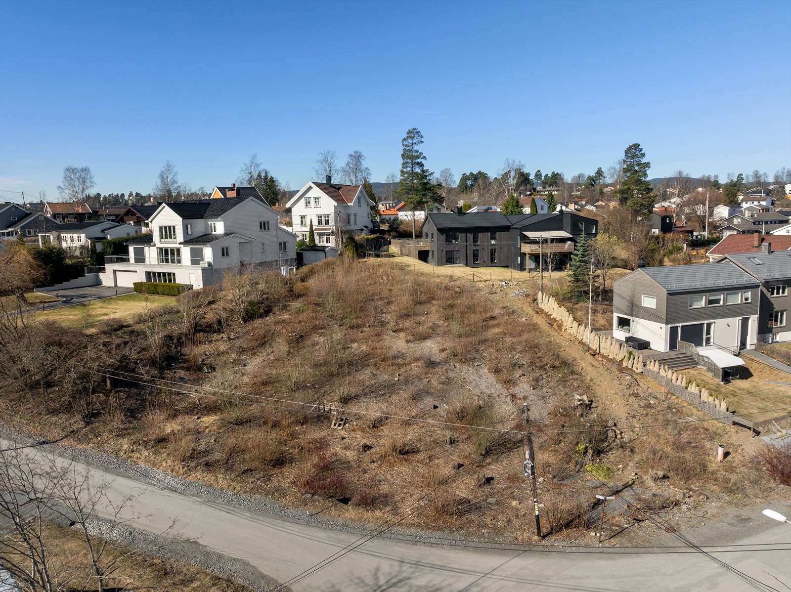Tomten ligger i en flott, barnevennlig område med gangavstand til t-bane, buss og skoler. Galleribilde