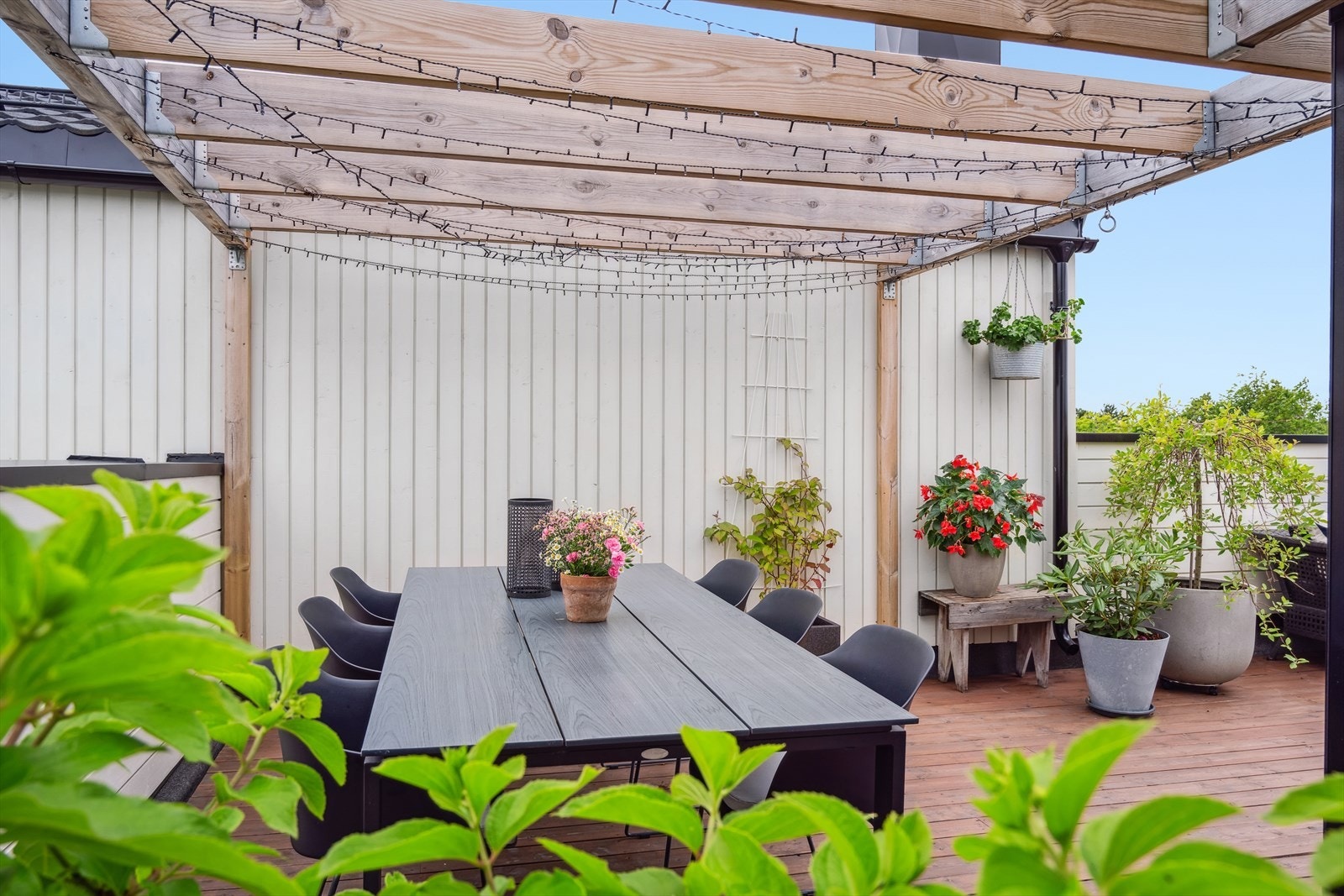 Stor takterrasse på ca 50 kvm med plass til flere sittegrupper. I tillegg utrolig flott utsikt og meget gode solforhold. Galleribilde