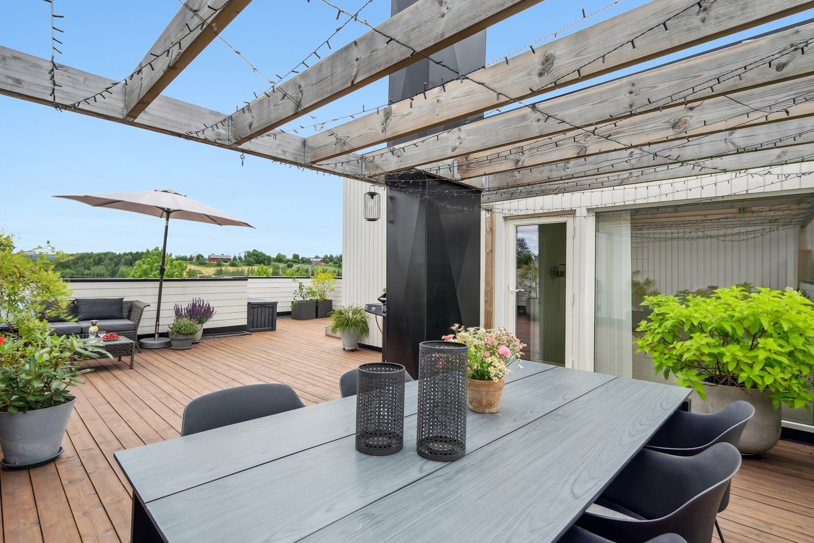 Stor takterrasse på ca 50 kvm med plass til flere sittegrupper. I tillegg utrolig flott utsikt og meget gode solforhold. Galleribilde