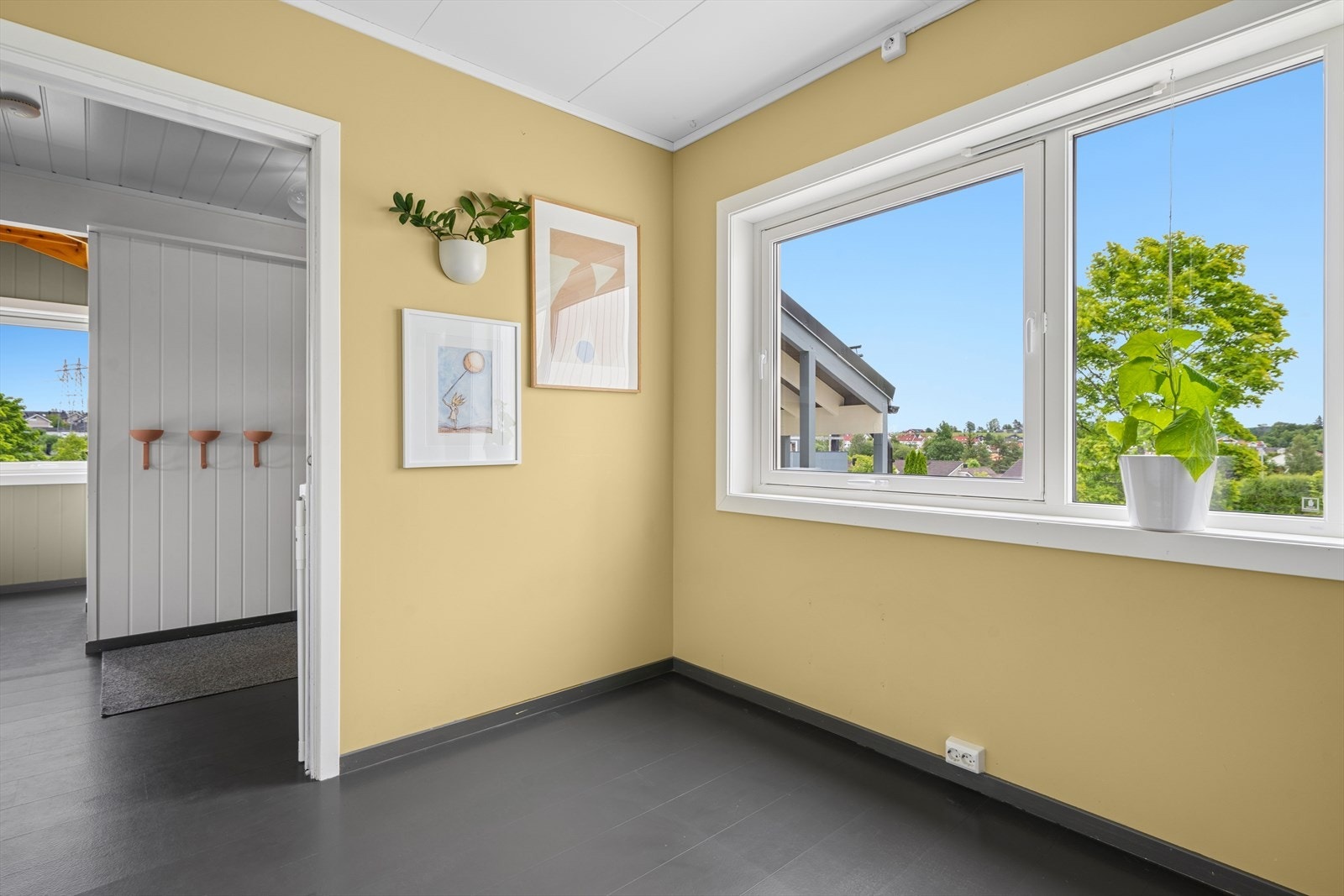 Stort kjøkken med god skap- og benkeplass. Plass til å sette spisebord og -stoler. Galleribilde