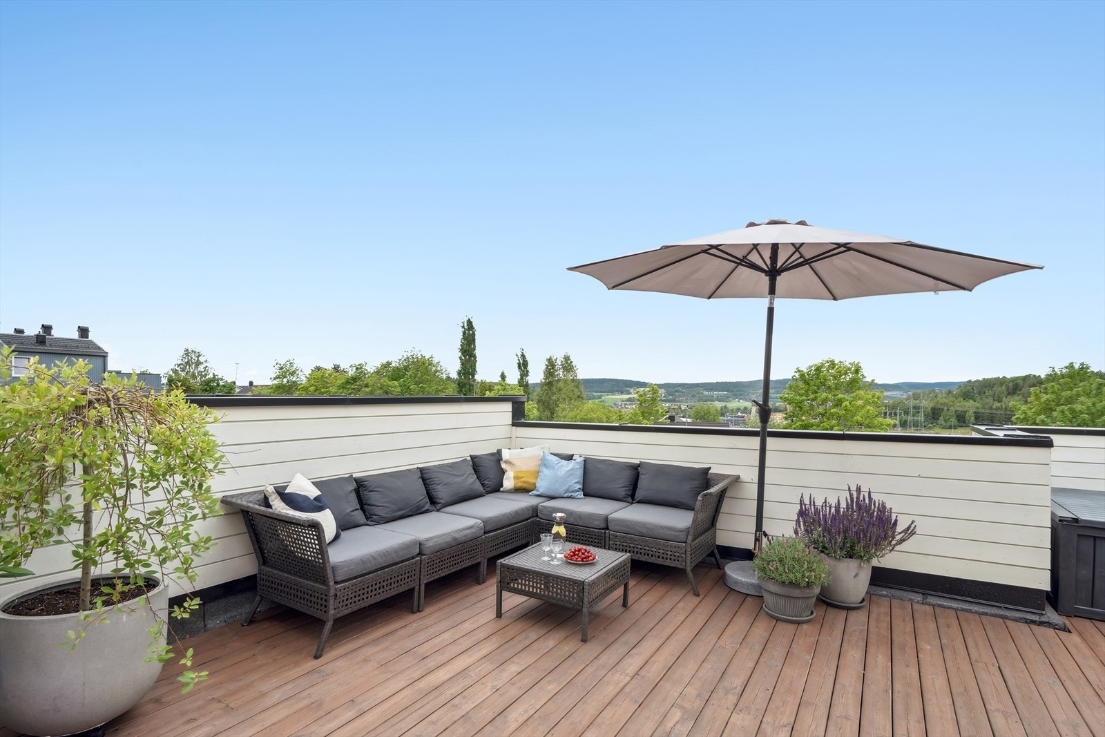 Stor takterrasse på ca 50 kvm med plass til flere sittegrupper. I tillegg utrolig flott utsikt og meget gode solforhold. Galleribilde