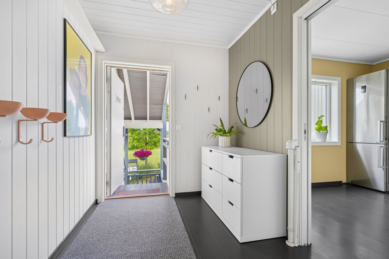 Stor entrè med plass til å henge fra seg yttertøy. Galleribilde