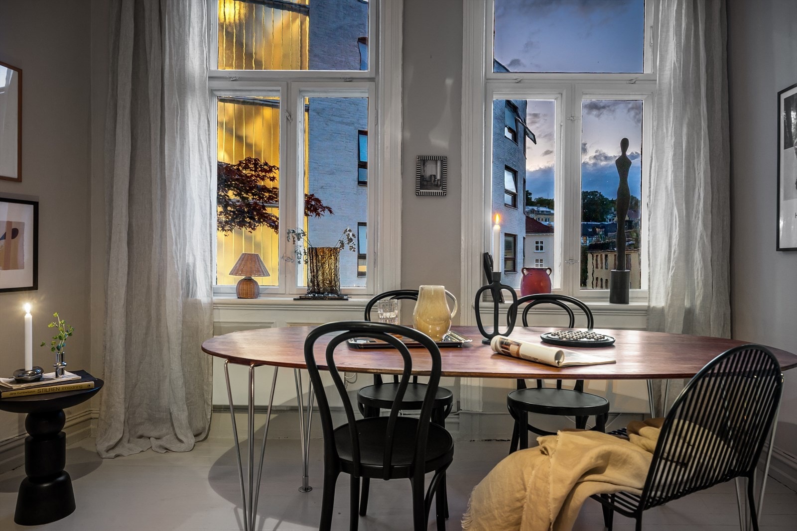 Det er flott utsyn fra stuen mot nærområdet og parkmessig areal. Galleribilde