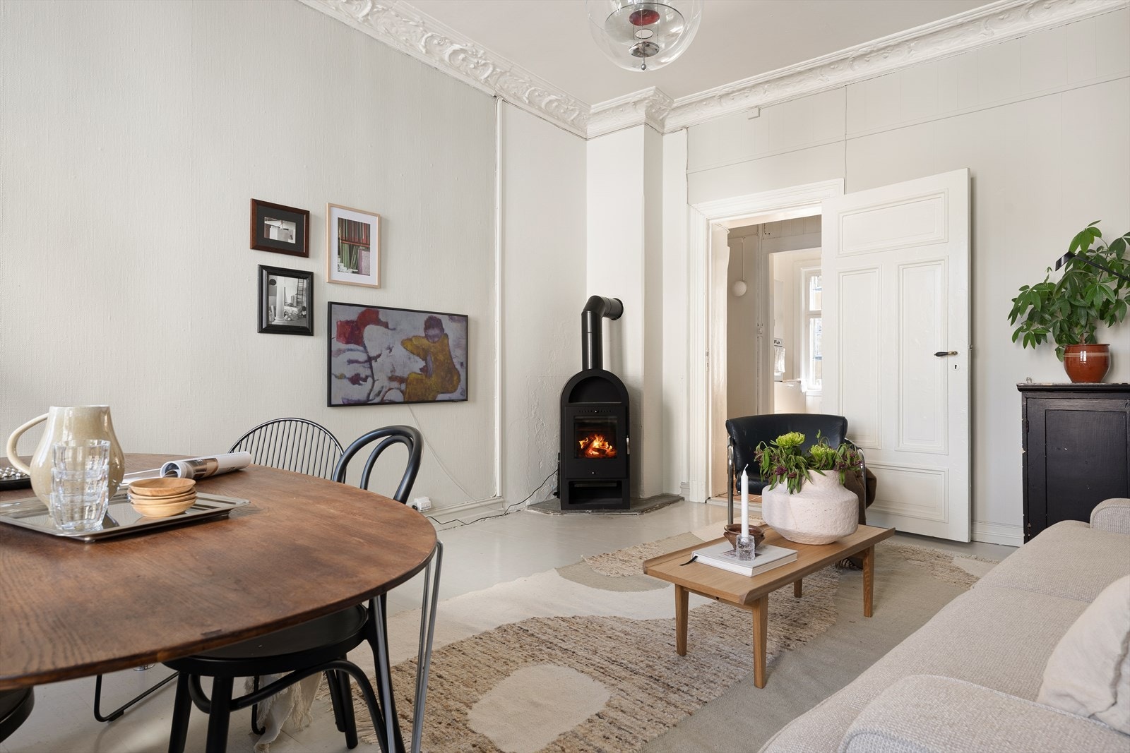 Leiligheten har hele to peisovner. Det er montert ildfast plate på gulvet foran peisovnen. Galleribilde