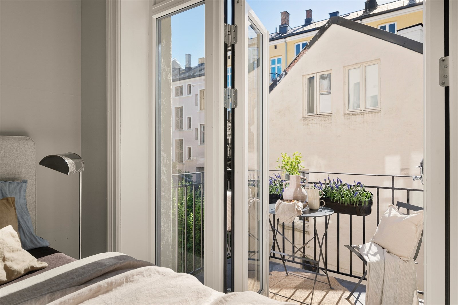 Utgang til boligens balkong via soverommet. Galleribilde