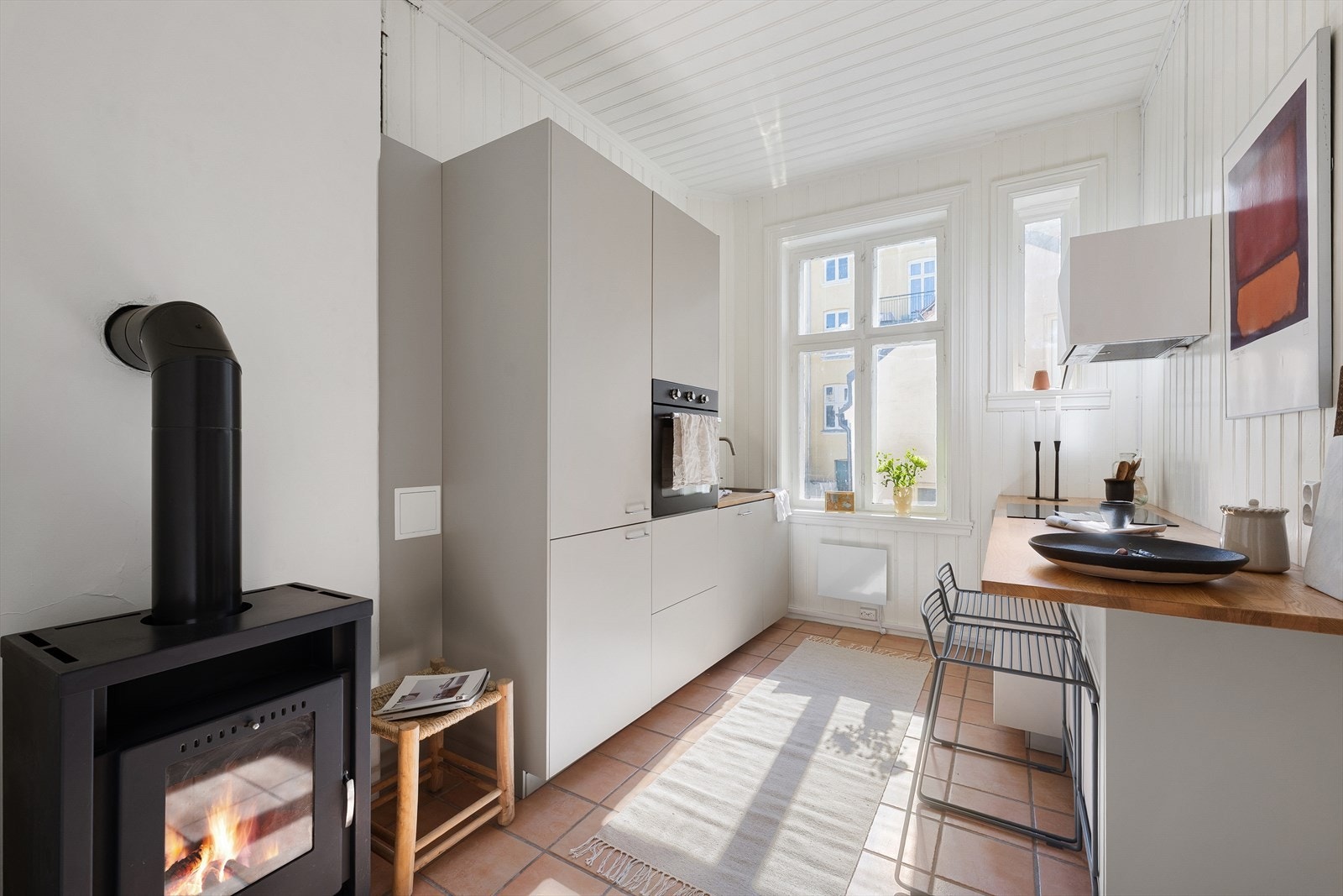 Kjøkkeninnredningen er ny fra 2024 og inneholder stilrene, glatte fronter fra IKEA som gir et moderne og tidløst uttrykk. Galleribilde