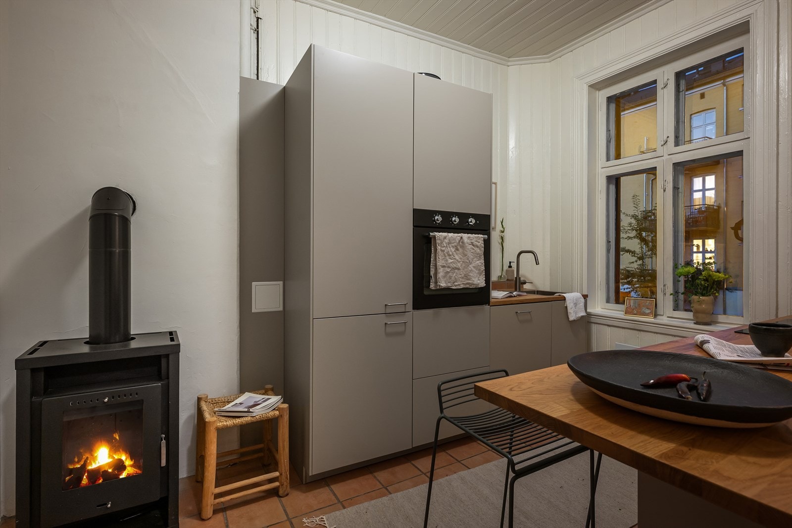 Et praktisk og gjennomført kjøkken som kombinerer funksjon og design. Galleribilde