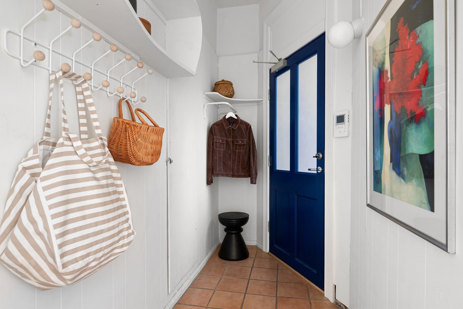 Velkommen inn! Her blir du møtt av en lys og innbydende entré. Galleribilde