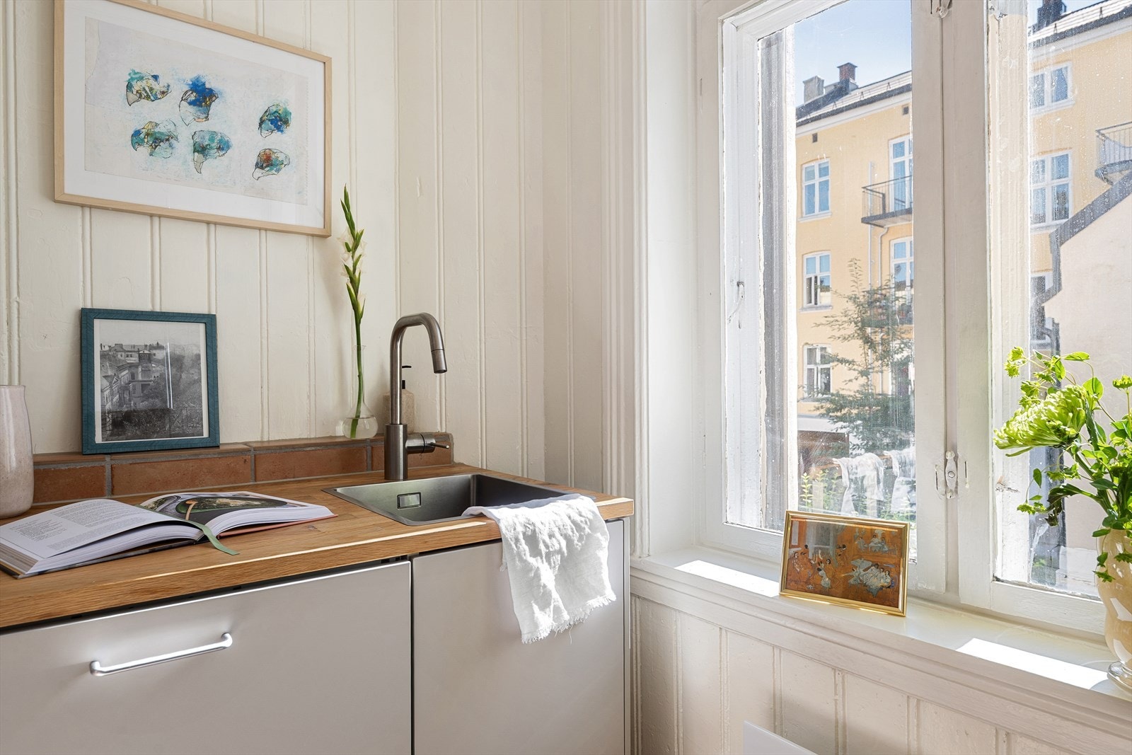 Det er montert både vannstopper og komfyrvakt. Galleribilde