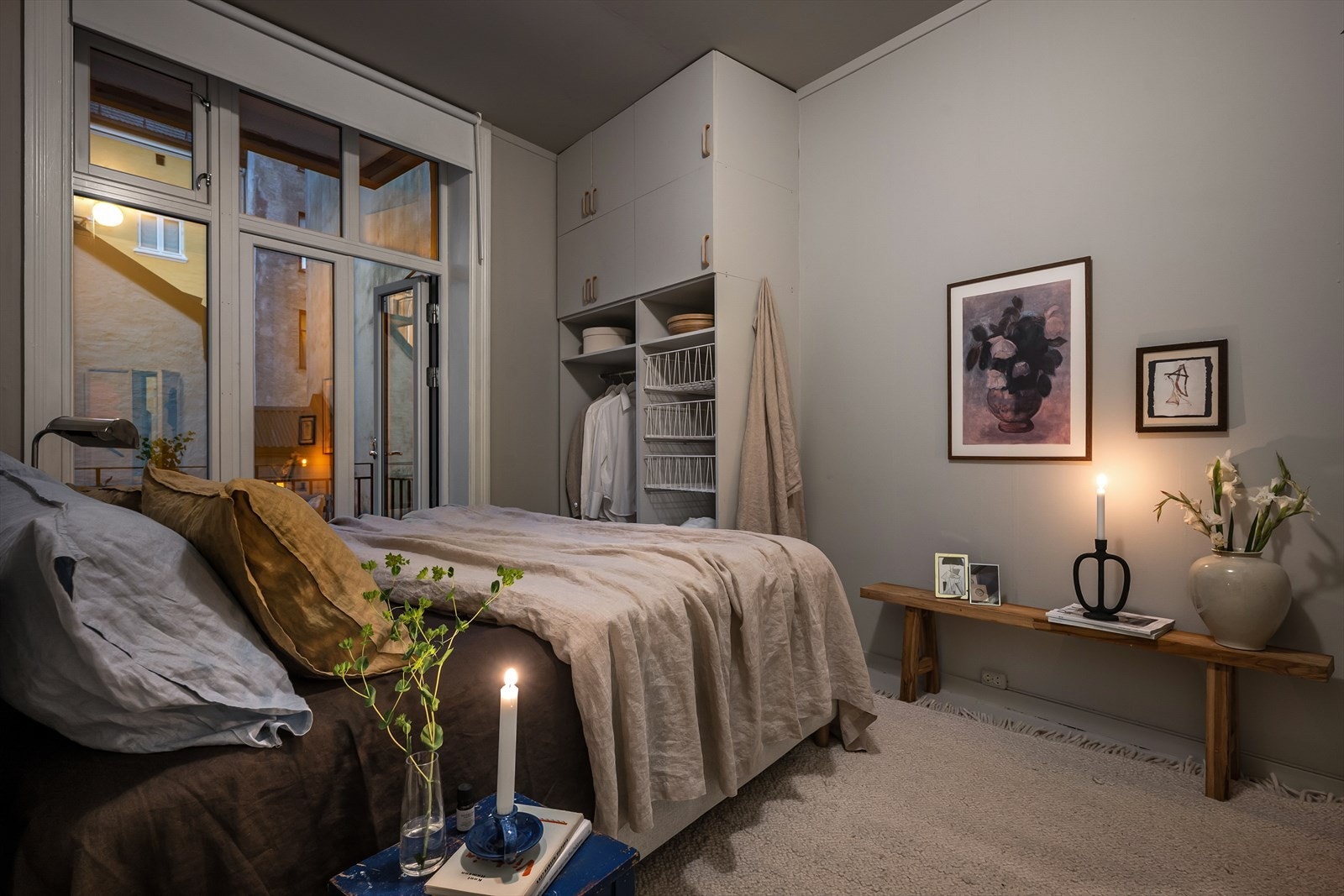 Stort gulv til tak garderobeskap med slette fronter som sikrer god oppbevaring. Det er også plass til et større garderobeskap dersom det er nødvendig. Galleribilde
