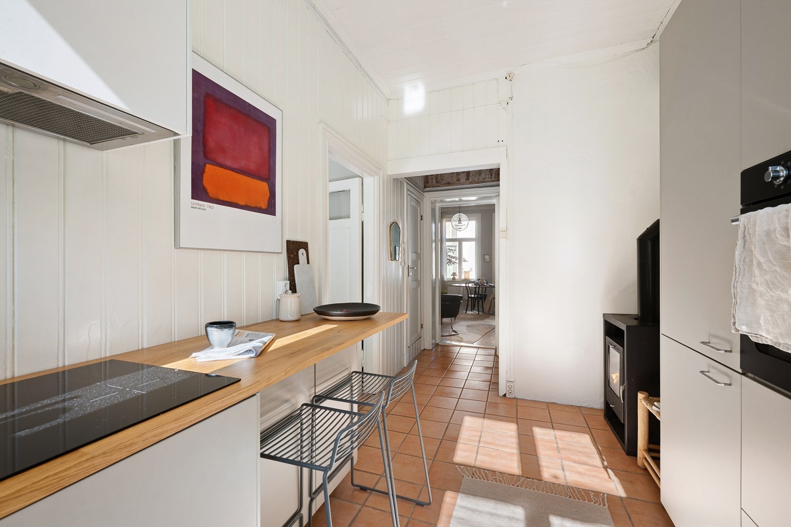 Rommet har en praktisk utforming, og har plass til en hyggelig spiseplass - perfekt til morgenkaffen! Galleribilde